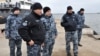 Адмірал Ігор Воронченко (другий зліва) та звільнені з полону моряки зустрічають кораблі в порту Очакова, Миколаївщина, 20 листопада 2019 року