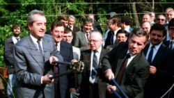 27 iunie 1989, ministrul ungar de externe Gyula Horn și omologul austriac Alois Mock taie sârma ghimpată care despărțea Estul de Vest la Șopron, Ungaria.