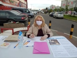Светлана Купреева собирает на улице в Минске подписи за выдвижение Виктора Бабарико кандидатом в президенты Беларуси, 17 июня 2020 года