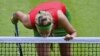 Одна з найсильніших тенісисток світу білоруска Вікторі Азаренко цілує сітку на одному з вімблдонських кортів після перемоги над своєю суперницею (архівне фото)