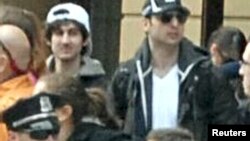 Тамерлан и Джохар Царнаевы, обвиняемые в организации и совершении взрывов во время Бостонского марафона. 18 апреля 2013 года.