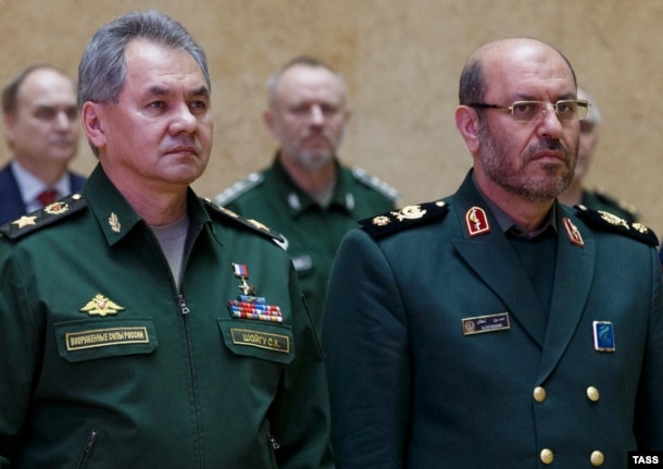 Министр обороны России Сергей Шойгу (слева) и его иранский коллега Хосейн Дехган (справа)