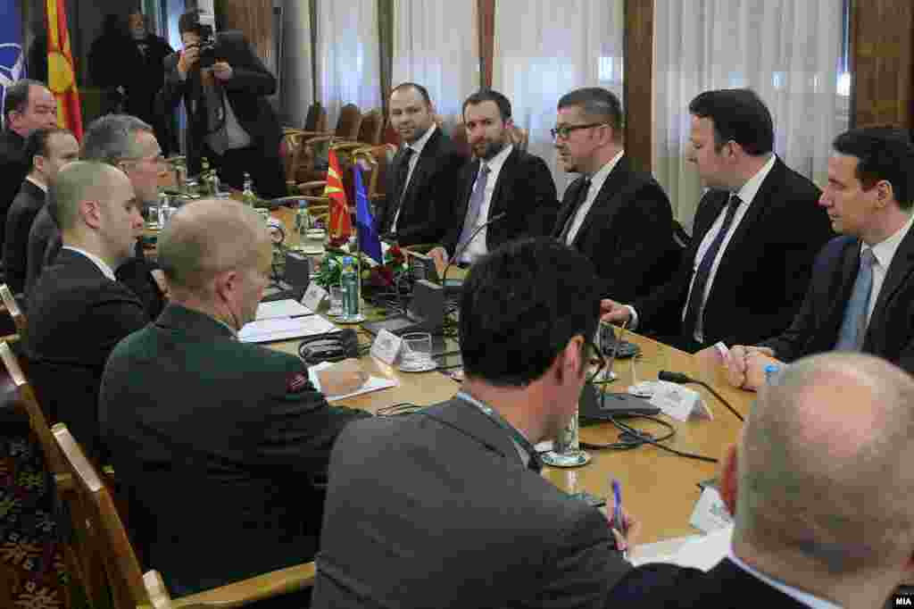 МАКЕДОНИЈА - ВМРО-ДПМНЕ го поддржува членството на Македонија во НАТО, интеграциите во Европската унија и во Алијансата се од стратешки интерес за земјава, истакнато лидерот на ВМРО-ДПМНЕ Христијан Мицкоски на средба со генералниот секретар на НАТО Јенс Столтенберг, и додаде дека ВМРО-ДПМНЕ не го поддржува Договорот со Грција.