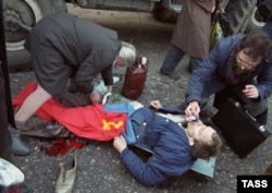 On October 3, pro-parliament demonstrators broke through police lines surrounding the parliament building. Yeltsin declared a state of emergency in Moscow.