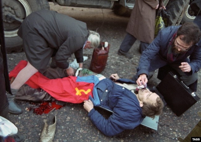 On October 3, pro-parliament demonstrators broke through police lines surrounding the parliament building. Yeltsin declared a state of emergency in Moscow.
