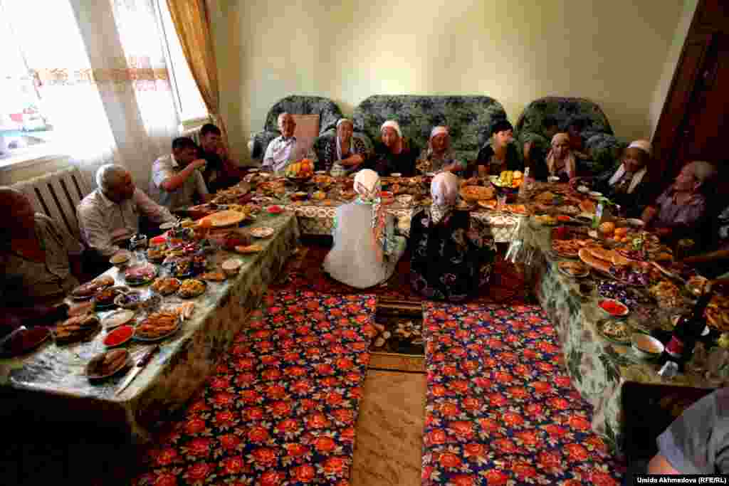 Сватов и уважаемых гостей сажают во главу стола.&nbsp;​Такие праздники особенно важны для этнических казахов, проживающих в Узбекистане, так как именно в этот день к ним в гости приезжают родственники из Казахстана