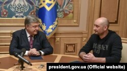 Президент України Петро Порошенко і Аркадій Бабченко, 30 травня 2018 року