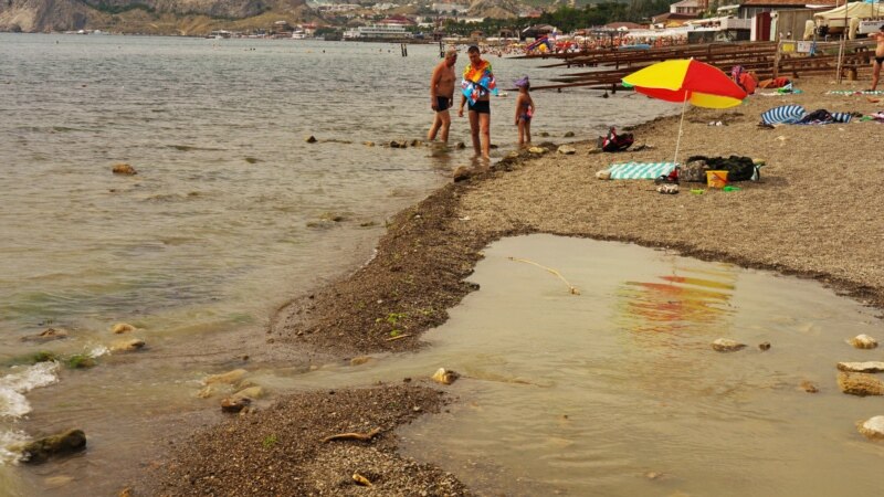 Судак: туристы продолжают купаться в море после утечки сточных вод (+фото)