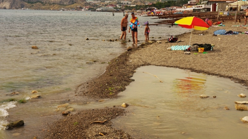 Судак: туристы продолжают купаться в море после утечки сточных вод (+фото)