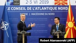 Sekretari i Përgjithshëm i NATO-s, Jens Stoltenberg dhe kryeministri i Maqedonisë së Veriut, Zoran Zaev gjatë konferencës së përbashkët për media.