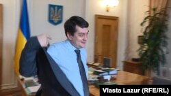 Разумков тримається жваво, час від часу жартує та всією своєю поведінкою намагається передати дух молодості та новизни, з яким прагне асоціювати себе нова влада