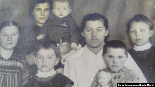 Анна Кравченко (крайняя справа) с семьей