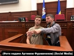 Нікіту Макєєва (на світлині з фотокамерою) акредитовано у держзакладах