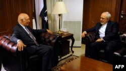 Pakistani adviser to the prime minister on foreign affairs, Sartaj Aziz, left, talks with Iranian Foreign Minister Mohammad Javad Zarif at the Foreign Ministry in Islamabad on April 8 to discuss the situation in Yemen.