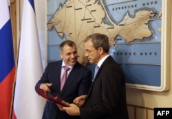 Владимир Константинов и Тьерри Мариани в Симферополе, 23 июля 2015 года