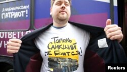 Чоловік демонструє футболку з мілітаристським написом. Подібний одяг поширюють у рамках організованої прокремлівськими активістами кампанії, Москва, 23 вересня 2014 року