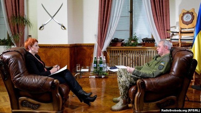 Під час запису інтерв'ю у кабінеті Начальника Генерального штабу ЗСУ Віктора Муженка