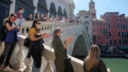 Aplauz za preminule medicinske radnike sa mosta u Veneciji nakon što je Italija počela da ublažava mere zabrane, 4. maj 2020.