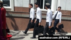 Aşgabatda bir ýokary okuw jaýynyň talyplary okuwdan dolanýar. Illýustrasiýa suraty. Arhiwden alyndy.