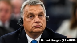 Віктор Орбан уважно слухав доповідь у Європарламенті