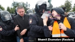 Moskvada polis aksiyaçı və mediya işçisini saxlayır, 3 avqust ,2019 