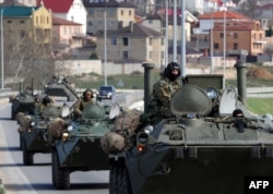 Російські бронетранспортери пересуваються дорогою між Сімферополем та Севастополем 17 березня 2014 року