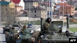 Боевая машина российской армии стоит между Симферополем и Севастополем. 17 марта 2014 года.