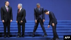 Arxiv foto: Seulda keçirilə nüvə təhlükəsizliyi sammitində prezidentlər (soldan-sağa) İlham Əliyev, Nursultan Nazarbayev, Barack Obama və Lee Myung-Bak ailə şəkli çəkdirən zaman yerlərini axtarırlar. 27 mart 2012-ci il. 