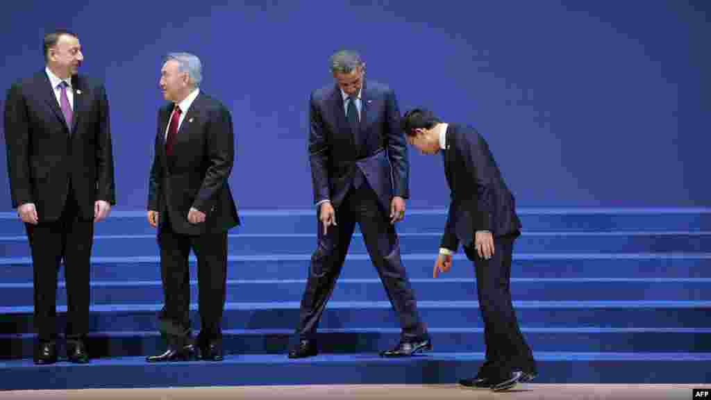 Azərbaycan prezidenti Ilham Aliyev, Qazaxstan prezidenti Nursultan Nazarbayev, ABŞ prezidenti Barack Obama və Cənubi Koreya prezidenti Lee Myung-bak martın 27-də Seulda Nüvə Təhlükəsizliyi Sammitində birgə "ailəvi foto" çəkdirmək üçün öz yerlərini tuturlar. (AFP/Jewel Samad)