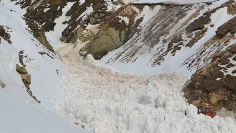 Жители дагестанского села два километра несли заболевшую женщину по снежной целине