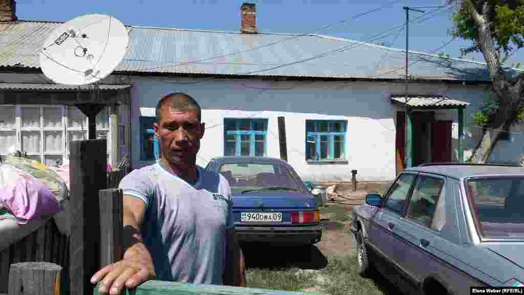 38 жастағы Виталий Кожевников бұрынғы әйелдер барактарының бірінде тұрады. Бұл барактарда кезінде оның апасы, Карлаг тұтқыны Лидия Кожевникова өмір сүрген. Виталий Кожевников Азаттық тілшісіне «Апам Карлагта 10 жылдай тұтқында болған. Әкемді тұтқында болған кезінде туған. Мерзімі біткенше осында болған. Босағаннан кейін осы Долинкада тұрды, көп жыл бұрын қайтыс болды. Апамды мен көрмедім. Бұрын, бала кезімде біз басқа баракта тұрдық. Әйелдерге арналған ол барактың қабырғалары ағаш еді. Қазір мен отбасыммен сол барактың қарсысындағы басқа баракта тұрамын. Долинкаға туристер көп келеді, біз тұрып жатқан барактарды видеоға түсіріп кетеді» дейді. 