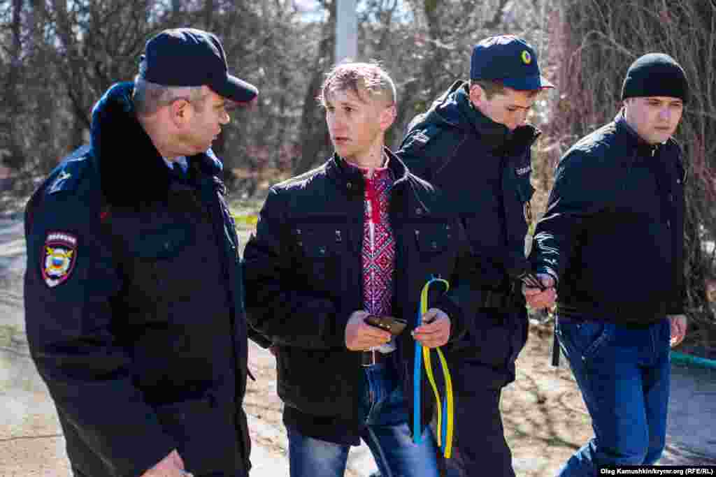 Тогда здесь арестовали нескольких активистов за то, что они вышли на митинг в честь празднования дня рождения Тараса Шевченко, 9 марта 2015