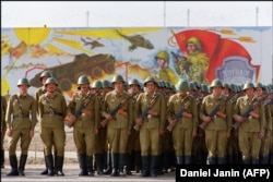 Советские военнослужащие в Кабуле на параде. 19 октября 1989 года
