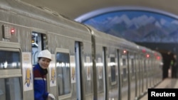 В алматинском метро в первый день его официального открытия. 1 декабря 2011 года.