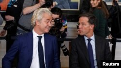 Holandski premijer Mark Rutte (D) razgovara sa desničarskim političarom Geert Wilders (L) u Parlamentu, 16. mart 2017.
