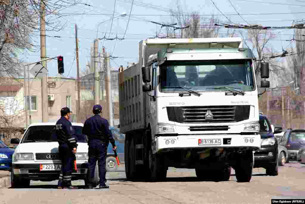 По закону, проезд большгрузных автомобилей по основным дорогам запрещен. Но а это 40-тонный &quot;Хово&quot; на улице Лермонтова. &nbsp;