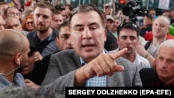 Михаил Саакашвили среди своих сторонников после возвращения в Киев