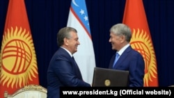 Gyrgyzystanyň prezidenti Almazbek Atambaýew (s) we Özbegistanyň prezidenti Şawkat Mirziýoýew (ç), Bişkek, 5-nji sentýabr, 2017