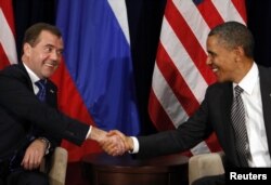 Барак Обама та Дмитро Медведєв (тоді президент Росії) під час саміту AТEC. Гонолулу, листопад 2011 року