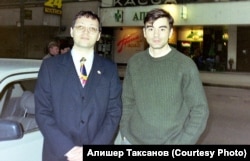 Diplomat va jurnalist Alisher Taksanov kursdosh do‘sti Petr Karimov (o‘ngda) bilan 1997 yilning 9 may kuni Moskvada.