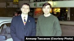 Алишер Таксанов (слева) и Петр Каримов. Москва, 1997 год.