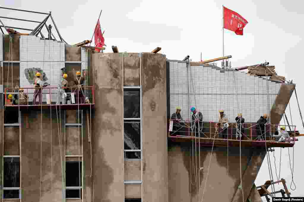 &nbsp;Laborers at work on a construction site in central Pyongyang. As well as government spending, much of the economic activity in the capital is reportedly entrepreneurial.&nbsp;