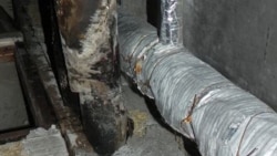 Трубы отопительной системы в подвале севастопольского дома имеют теплоизоляцию