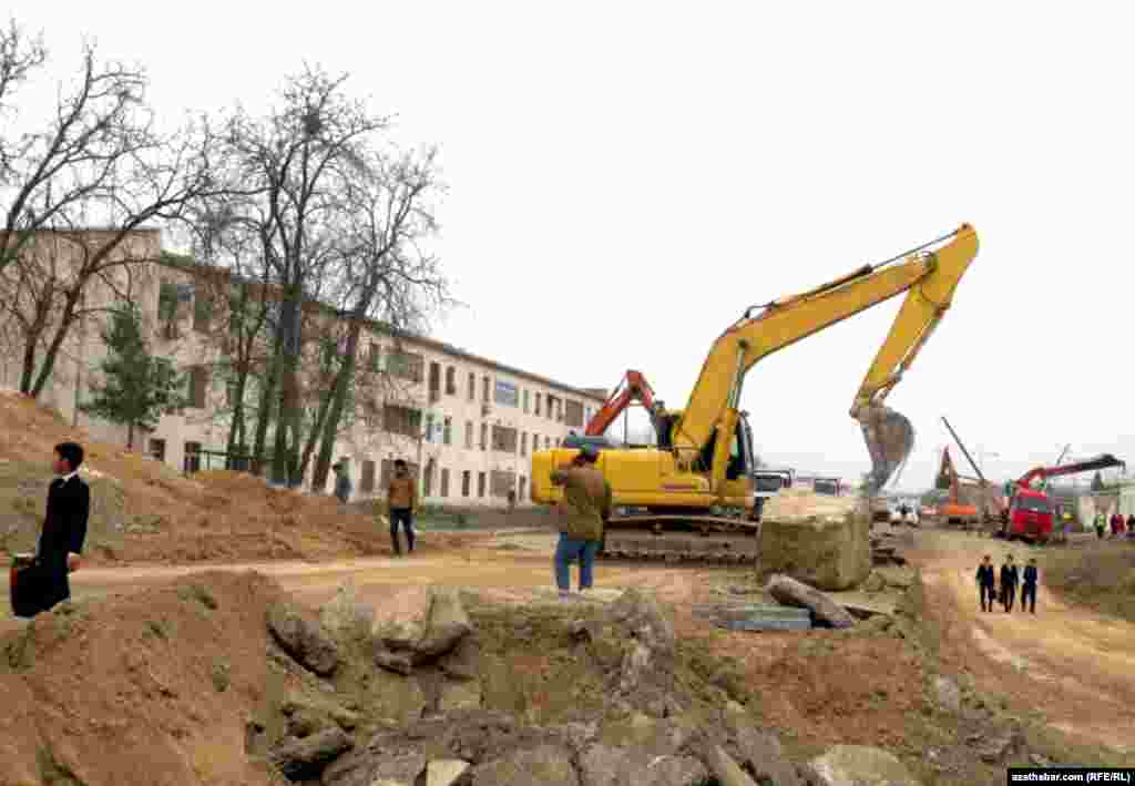 Andalyp köçesinde gurluşyk tehnikasy işleýär  