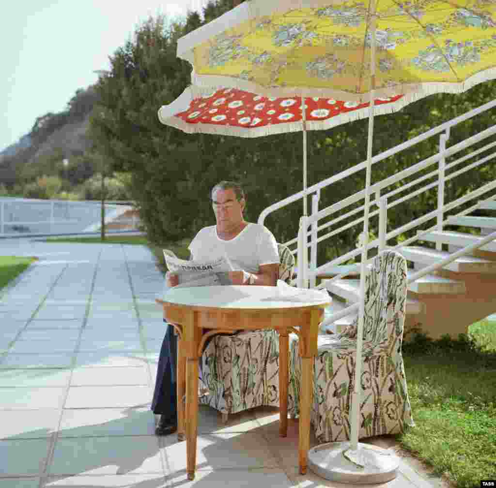 Finally, some alone time: Brezhnev reading "Pravda" during a Crimea vacation in 1978.