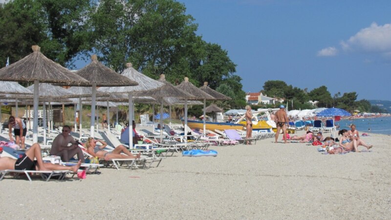 На грчките плажи од денеска дозволена музика и алкохол