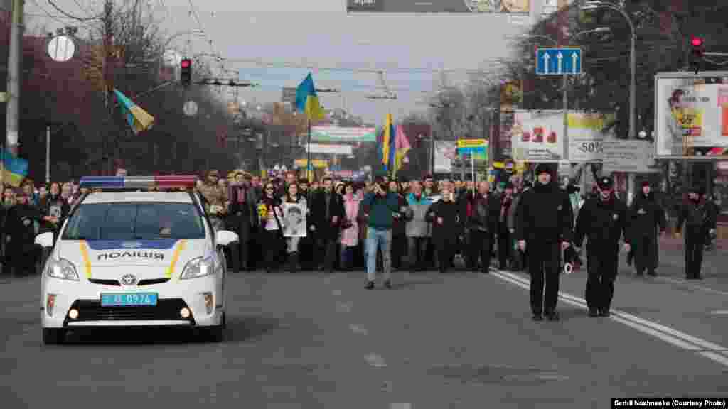 Під посольством Росії вже зібралося кілька сотень людей. Багато хто прийшов сюди ходою з майдану Незалежності 