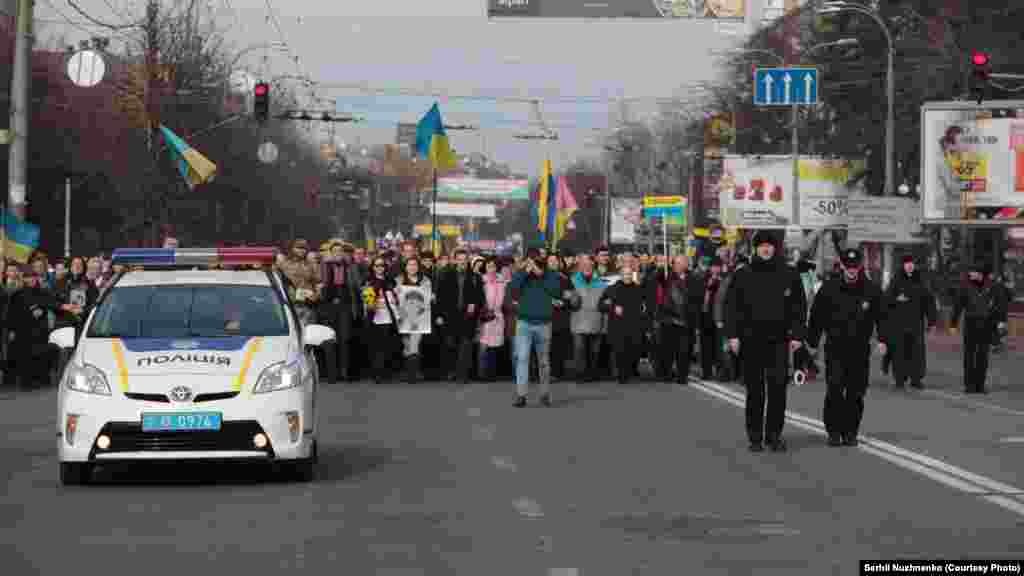 Під посольством Росії вже зібралося кілька сотень людей. Багато хто прийшов сюди ходою з майдану Незалежності&nbsp;