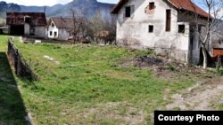 Mjesto gdje se nalazila kuća Mehe Aljića u naselju Bikavac, Višegrad, Bosna i Hercegovina, Arhivska fotografija: genocideinvisegrad.wordpress.com 