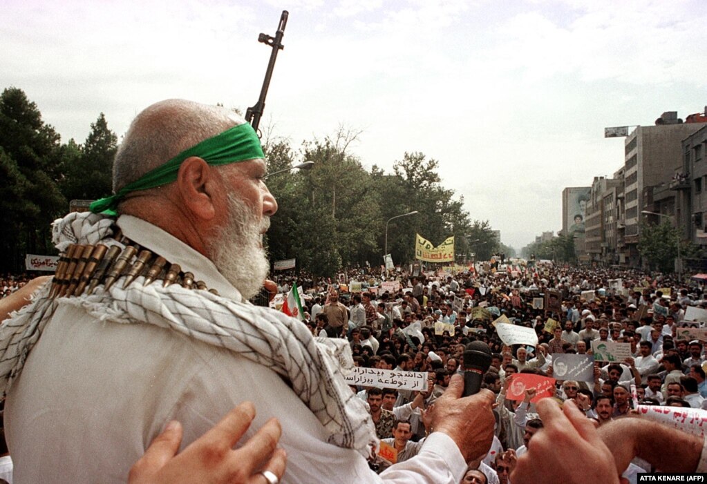 ذبیح‌الله بخشی‌زاده معروف به «حاجی بخشی» از چهره‌های شاخص انصار حزب‌الله، در تجمع هواداران آیت‌الله خامنه‌ای در ۲۳ تیر ۷۸